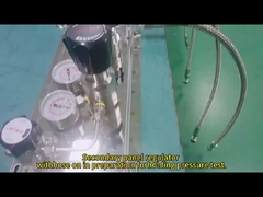 Regulador de painel secundário com mangueira ligada, em preparação para o ensaio de pressão de retenção.